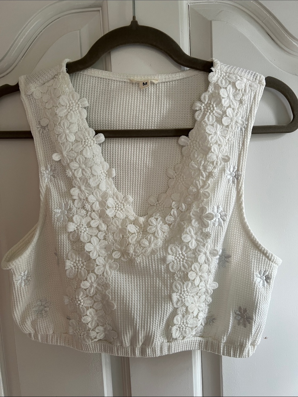 POL Women's White Floral Lace V‑Neck Tank